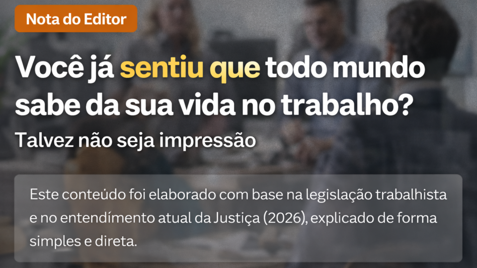 Imagem com fundo desfocado de um ambiente de escritório, onde algumas pessoas parecem conversar ao fundo, enquanto em primeiro plano há um texto em destaque questionando se todos sabem da sua vida no trabalho, acompanhado de uma nota explicativa sobre legislação trabalhista.