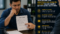 Trabalhador sentado em uma sala de recursos humanos observa uma advertência disciplinar com expressão de preocupação, enquanto um representante da empresa aponta para o documento sobre a mesa. O ambiente corporativo transmite um clima de tensão e incerteza, simbolizando a dúvida sobre a assinatura de uma advertência e os direitos do empregado.